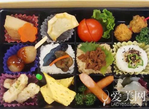 美食残酷战:日本铁路便当VS中国火车盒饭