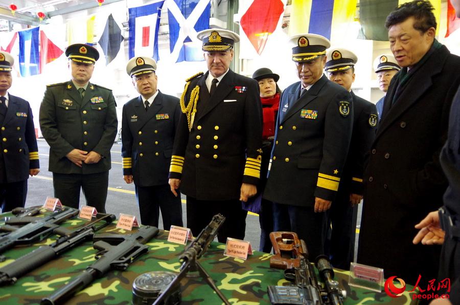 高清:英国海务大臣参观中国海军军舰及武器装备(组图)