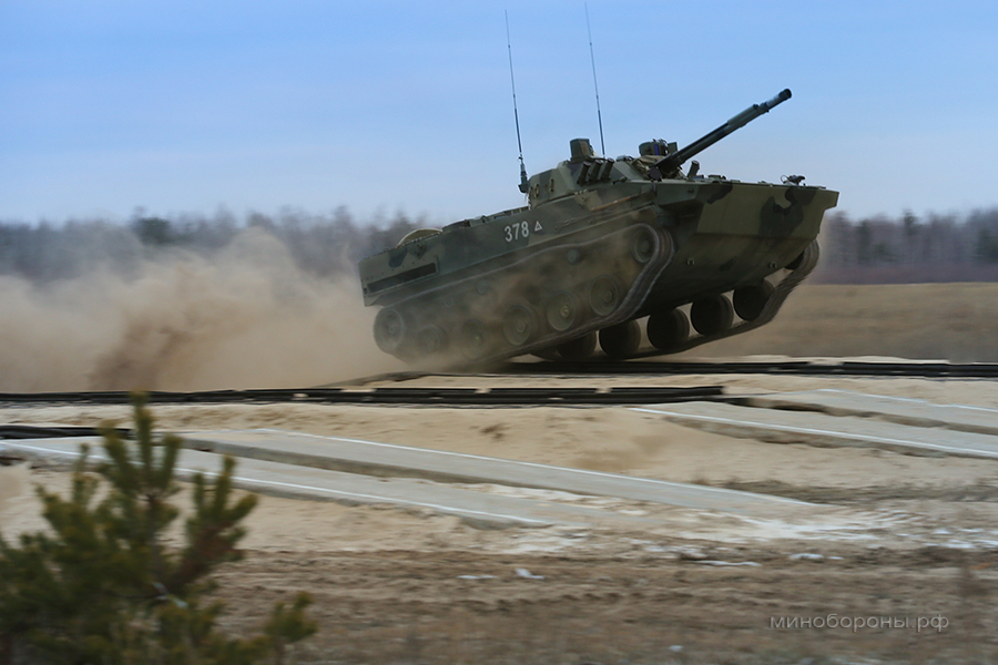 俄军近日在梁赞州某靶场对最新改进型bmd-4m"女园艺工"空降战车进行了