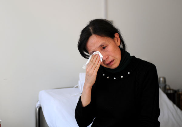 母女俩抱头痛哭,相互安慰.