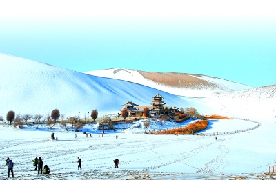 鸣沙山月牙泉景区的大漠雪景.新华社发