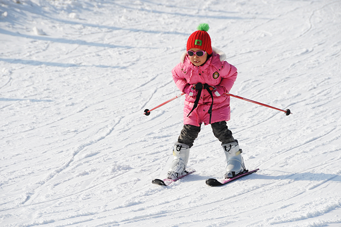 小朋友在雪场进行初级滑雪训练.