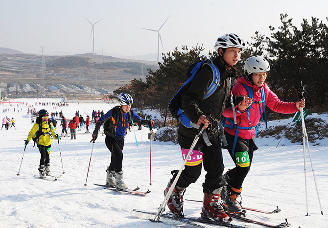 首届滑雪文化节今天在山东省威海市文登区山泰生态园滑雪场拉开帷幕