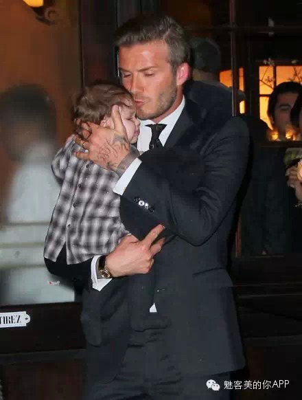 小贝绝对是世界上最爱溜女儿的老爹