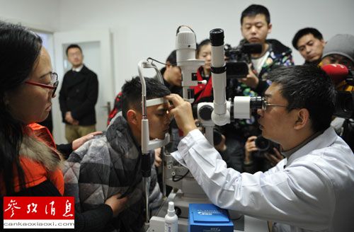 17日晚，姚贝娜捐献的眼角膜成功移植给了四川患者小董。图为医生（右）18日对小董进行术后检查。