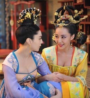 "武媚娘"范冰冰米露华服斗胸