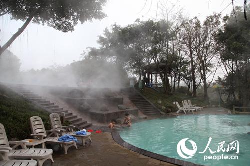 峨眉山冰雪温泉季 高铁直通游客暴增(组图)