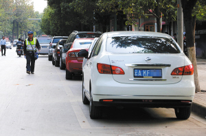 市人大代表陈卫芳、黄秋萍建议 控制路内停车