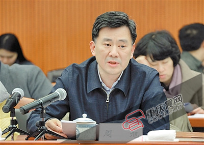 昨天,市政协四届三次集会“一号提案”现场打点睬现场,市教委主任周旭在讲话。