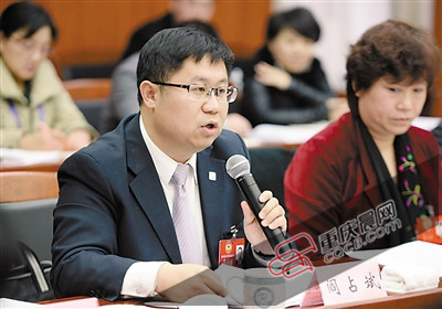 政协委员阎占斌在讲话。