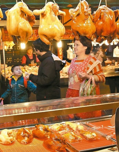 禽流感疫情扩大，传统市场的台湾鸡肉摊业绩大幅下滑，许多消费者舍弃鸡、鸭、鹅肉而转买猪肉等替代肉品。图：台湾《联合报》