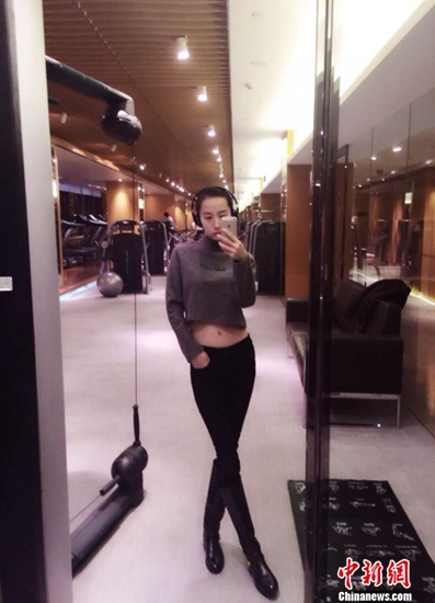 女星健身房自拍秀身材 网友:给不锻炼的留条活路