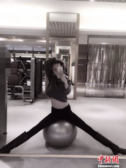女星健身房自拍秀身材 网友:给不锻炼的留条活路