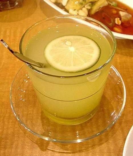 蜂蜜柠檬茶美白又润肠 柠檬水的8种喝法!