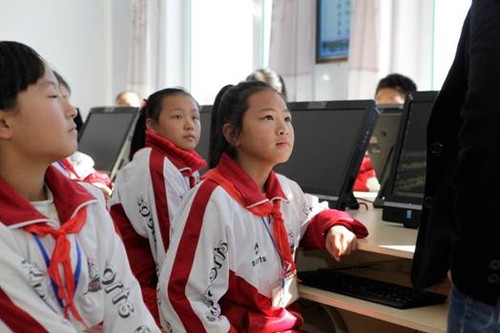 影光柳南希望小学是柳河县新开办的希望小学,与国内边远地区很多新建的小学一样,影光柳南希望小学开办以来一直缺乏足够的电脑教学设备,不少学生从未接触过电脑。为此,孙学文校长一直四处奔走,呼吁有关部门和助学机构能够为学校提供足够的教学电脑支持。