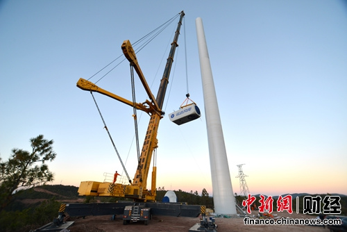 全球最大 徐工全地面起重机xca5000首吊成功(组图)