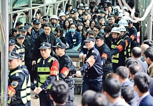 追悼会结束后,200群众送姚贝娜遗体,保安手拉手围成人墙,护送