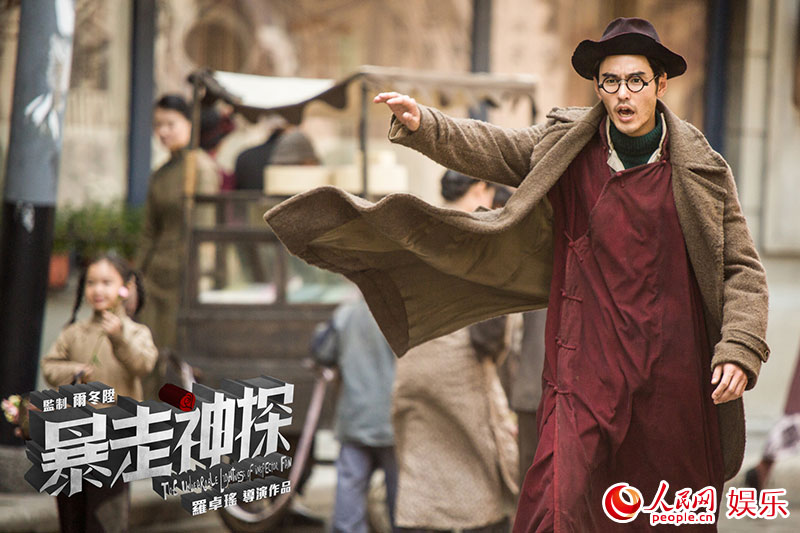 《暴走神探》剧照1阮经天被美女包围