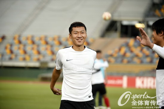 组图:国足适应场地训练 大战在即全队心态放松