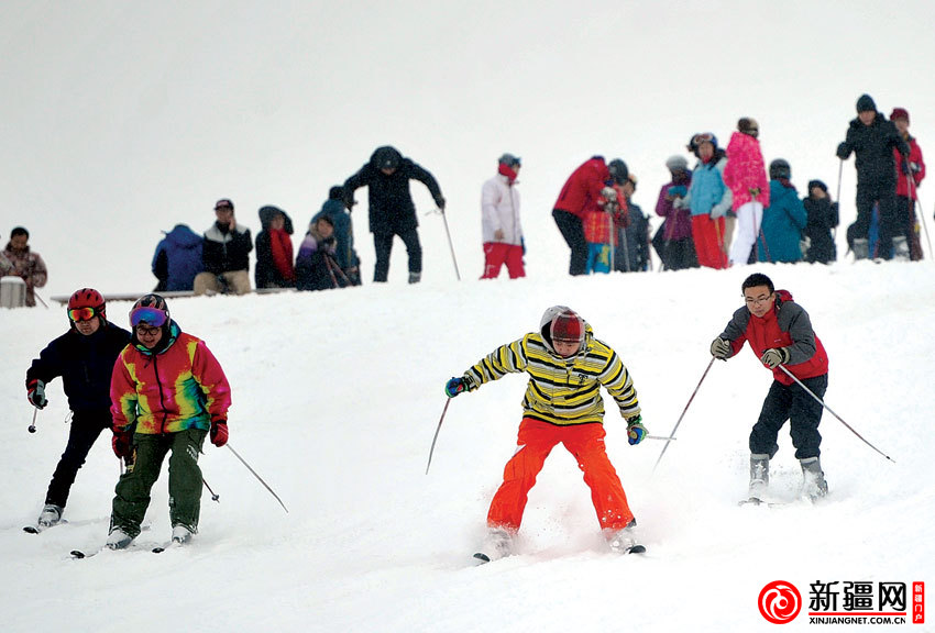 新疆网讯 1月16日,在雪莲山高尔夫灯光滑雪场,来自企事业单位的参赛