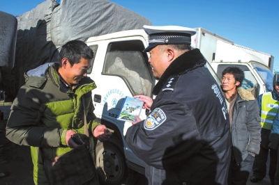 昨天上午,丰台交通支队民警在新发地市场展开