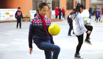 郑州要求50%学校设足球课 聘专业足球教练指