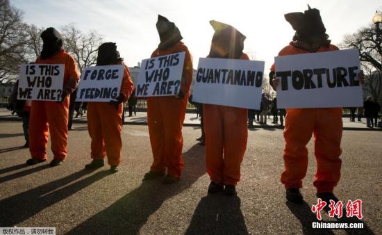 近日，美国民众聚集在白宫门前进行抗议活动，要求美国政府兑现关闭关塔那摩监狱的承诺。1月11日是关塔那摩监狱关押第一批囚犯的13周年，许多民间组织同时在白宫发动大规模示威活动。抗议人群模仿关塔那摩监狱中囚犯的服饰，身着橙色囚服和黑色头套，一些人手举囚犯的照片，打出“关闭关塔那摩”“无限期的监禁是不公正”等横幅。