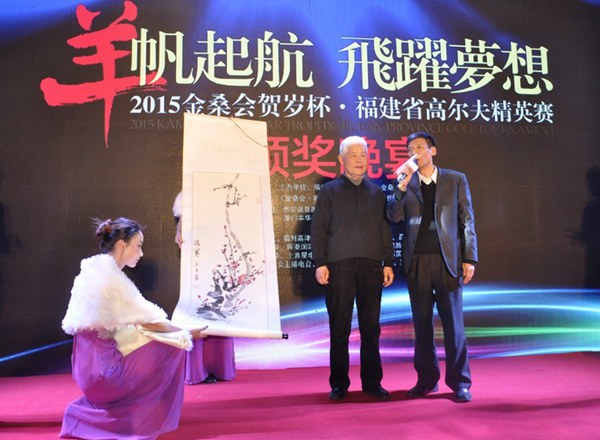 0著名画家沈斗平先生向原省高协主席贾锡太先生(右二)赠画[保存到相册