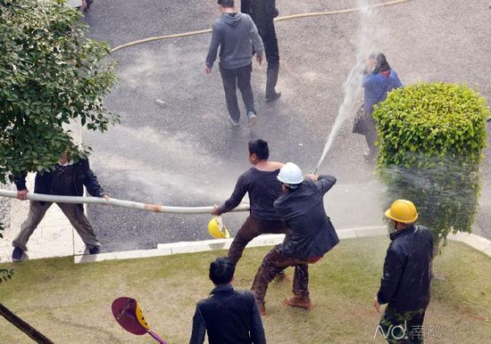 1月21日,东莞南城区香树丽舍小区因修建围墙问题再起冲突,现场发生抢夺高压水枪。南都记者刘在富摄