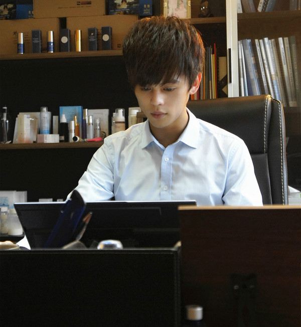 时尚博主章佳明网络走红 90后企业家个人简介