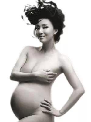 怀孕的女人最美丽,一起看看星妈们的美丽孕照吧~ 何洁 你的孕期贴心