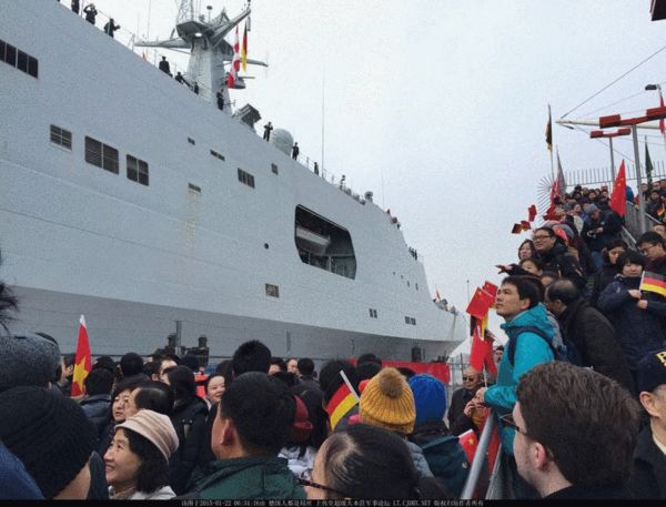中国巨舰访问德国 当地民众围观惊呼震撼