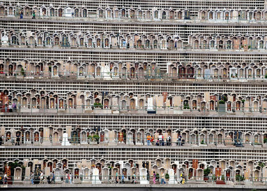 香港人口过于密集:航拍拥挤墓地(组图)