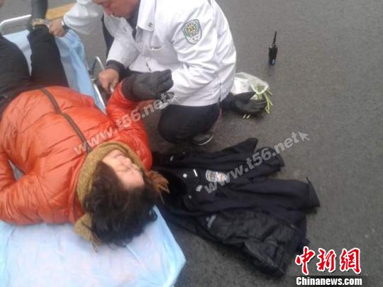 泰州大妈为避让电动车摔倒在地，民警杨锦鹏立刻脱下了自己的警服棉袄，垫到大妈的身子底下。　网友“小胖兔”拍摄