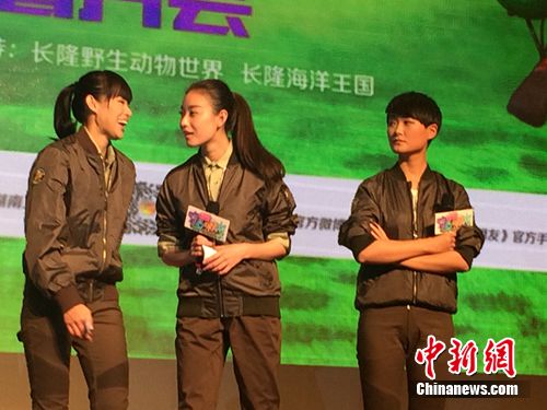 倪妮杜海涛为狮子打扫笼舍 被吓缩成一团