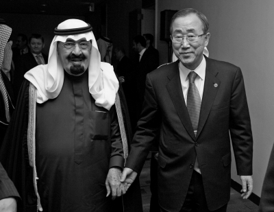沙特国王阿卜杜拉（左）与联合国秘书长潘基文在纽约联合国总部参加活动的资料照片（2008年11月11日摄）。新华社发