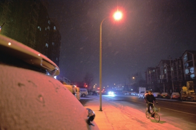 昨日晚上8时许,大兴旧宫地域飘下小雪。京华时报记者赵思衡摄