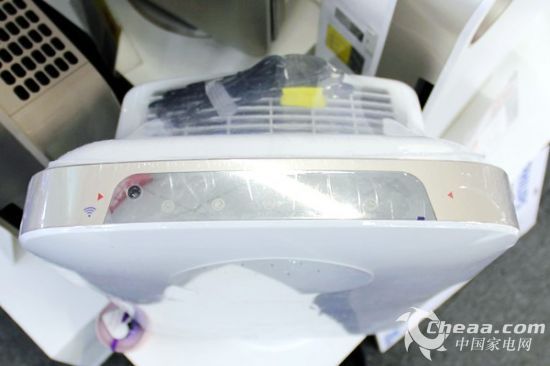 小编点评:丰富的功能模式,智能的感应系统以及Vita Shield微护盾科技,双重智能空气感应系统成就了一款经典空气净化器产品。