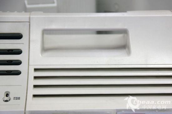 在滤网方面霍尼韦尔18400 空气净化器也采用了HEPA材质,外围软性塑料材质,旋钮式密封板设计,确保滤芯及机身紧密度避免了空气未过滤直接排出造成的二次污染。除了HEPA滤网之外18400还拥有椰壳活性碳滤网,专用于过滤异味、甲醛等物质。