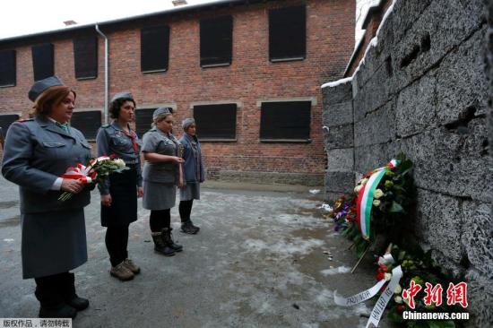 当地时间2015年1月26日，波兰奥斯维辛，奥斯维辛集中营将于27日迎来70周年纪念，奥斯维辛集中营引来游客参观。数名幸存者故地重游。