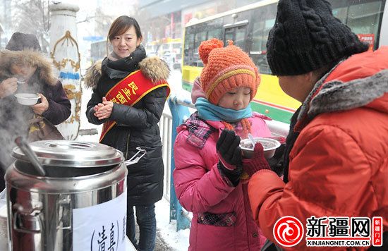 "腊八节"乌鲁木齐各社区为环卫工人,孤寡老人送温暖(图)