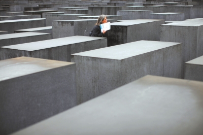 1月27日，在德国柏林，一名游客走过犹太人纪念碑群。本版图片新华社发