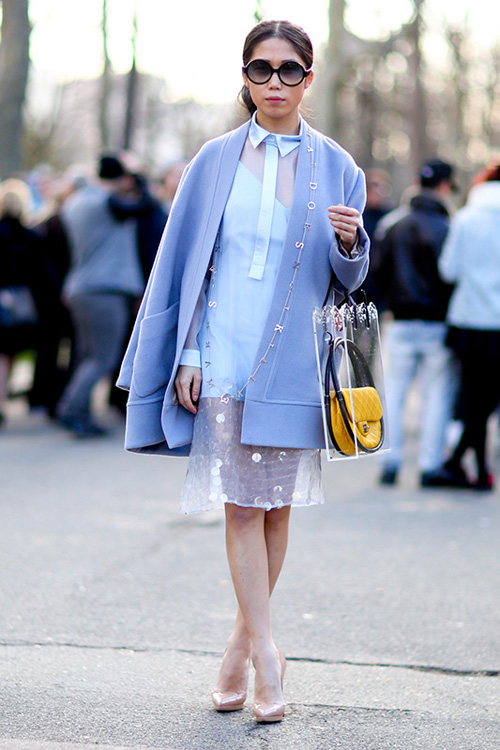 穿出淡雅活泼风格:粉蓝色大衣穿搭法