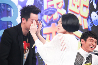 小S认真感受郑恺单眼皮