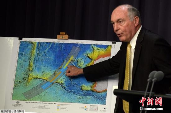 资料图：当地时间2014年6月26日，澳大利亚联合调查中心公布MH370新搜寻区，橙色区域是优先级最高的搜寻区，蓝色区次之。相比此前搜寻区域，沿卫星弧区，更加靠南。水下搜寻有望8月开始，可能持续12个月。