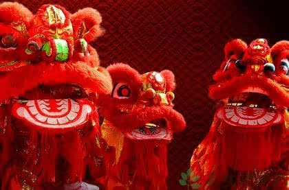 宫人为逃避章帝降罪,于是将狮皮拔下,由宫人兄弟俩装扮成金毛狮子