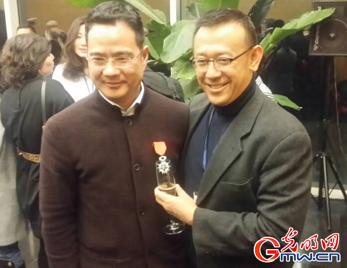 法国总理瓦尔斯授予北大教授董强最高级别勋章