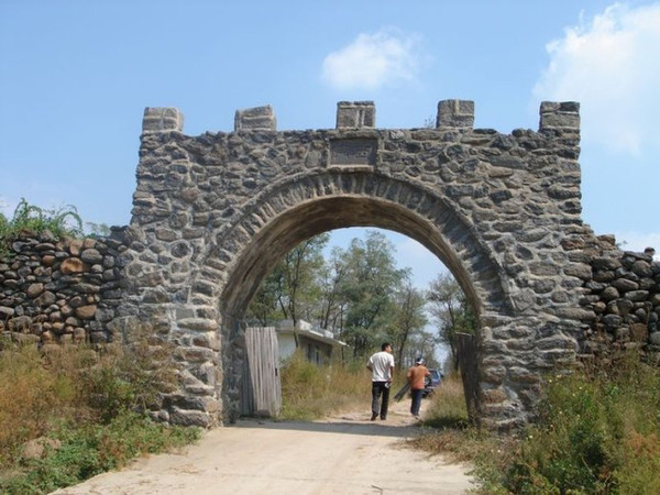 齐长城遗址 城顶山景区的齐长城遗址因曾经建有城顶关而闻名,虽历经