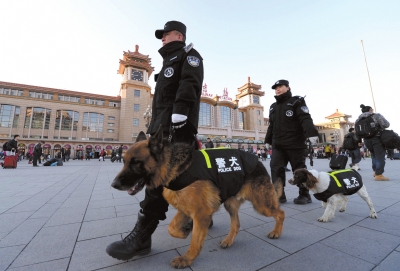 从昨天起,北京铁路警方部署民警携带警犬进驻北京站等四大火车站,参加