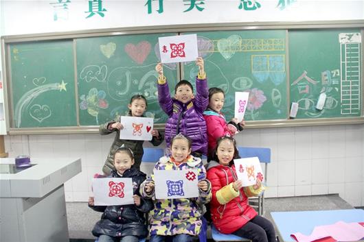楚天都市报讯 图为:广埠屯小学学生,展示他们在